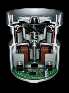 08 09 Airblade technologie werkt anders De Dyson Airblade Tap handdroger wordt aangedreven door de digitale V4-motor van Dyson een van de kleinste, volledig geïntegreerde 1600 W-motoren ter wereld.