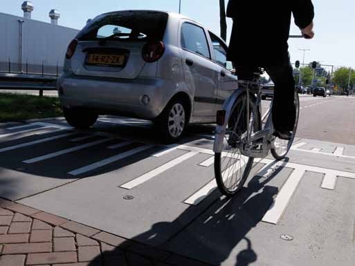 Extra maatregel: as-verlegging In voorkomende gevallen kan de snelheid van auto s geremd worden door de as van het wegvak te verleggen met een bypass voor fietsers.