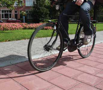 Parkeervoorzieningen naast fietspaden Geparkeerde voertuigen kunnen hinderlijk zijn voor fietsers en een bron van onveilige situaties in verband met openslaande portieren en uitwijkmanoeuvres als