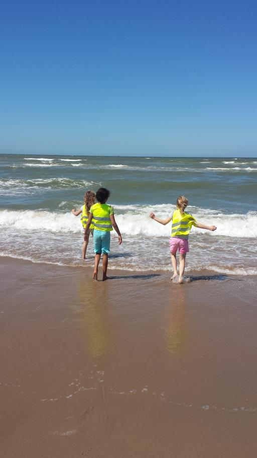 Dinsdag 21 juli Ook vandaag stonden er weer twee leuke uitstapjes op de planning. De oudste kinderen gingen bewapend met hun metaaldetector naar het strand van Katwijk.