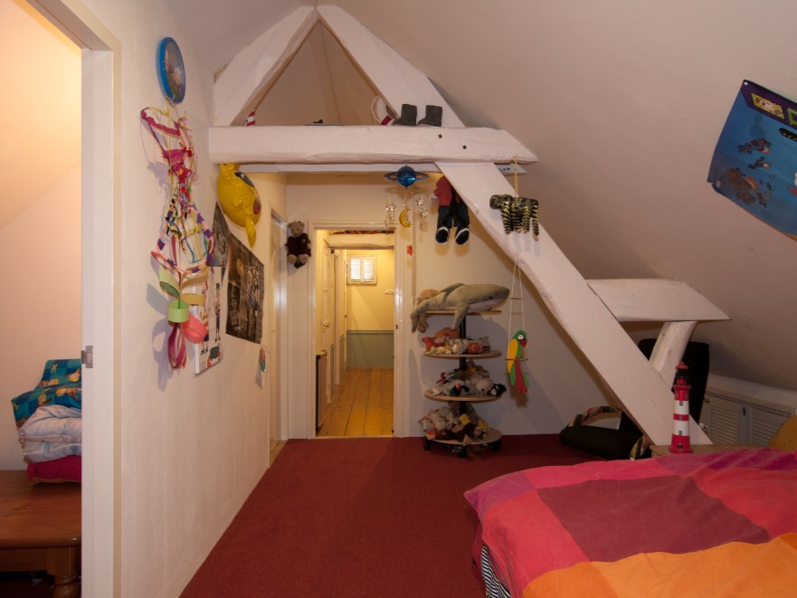 Slaapkamer met massieve eiken vloer Ruime ouderslaapkamer.