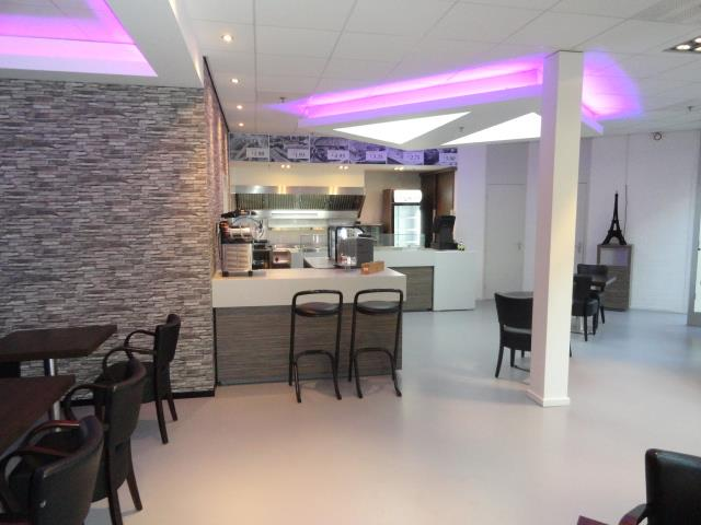 Deze Cafetaria/ lunchroom ligt op een zeer gunstige locatie vlakbij 1 van de entrees van het druk bezochte winkelcentrum de Rompertpassage in Den Bosch.