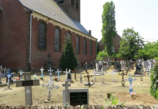Kerkhof bij de Sint-Pieterskerk in Langdorp (Aarschot) In vergelijking met grotere stedelijke begraafplaatsen, zijn de graftekens op plattelandskerkhoven meestal meer representatief op sociaal en