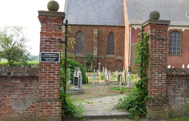 Toegang tot het kerkhof van Langdorp 32 Ten slotte legt een landschappelijke studie de basis voor een duurzaam onderhoud, herstel en beheer van kenmerkende funeraire structuren.