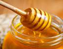 Honingbijen en honing Honing is het reservevoedsel van de bij. Bloemen scheiden nectar af. Zo lokken ze insecten die voor de bestuiving zorgen.