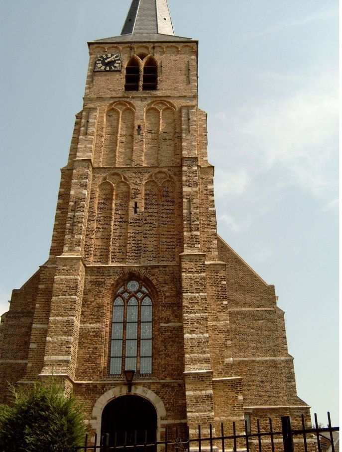 D. Naar de Dorpskerk Keer om en loop terug over de Kerklaan tot je bij de achterkant van de Dorpskerk staat. Het grootste deel van de kerk én de toren zijn gebouwd tussen 1500 en 1525.