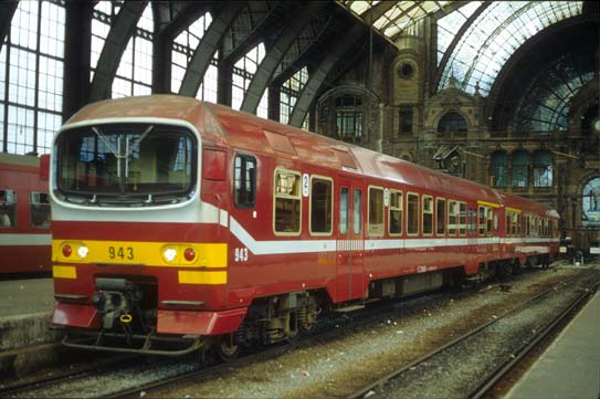Treinstel AM 86 - DUIKBRIL exclusief model - Van Biervliet - modèle exclusif VB-4001 : Treinstel nr 903 : slechts 1 gele lijn op de kop, in het midden 1 compartiment 1 klasse Automotrice n 903 : 1
