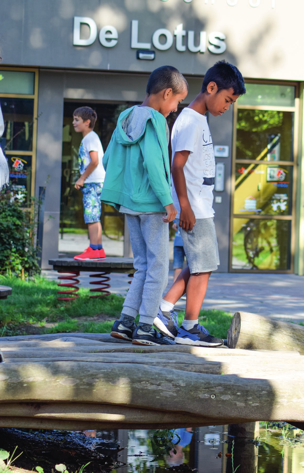 Nieuwe schooltijden De school kent 5 gelijke schooldagen: de groepen 1 t/m 6: 8.30-14.00 uur; de groepen 7 en 8 gaan op de dins- en donderdag tot 14.15 uur.