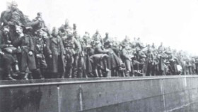 Men vermoedt dat op 30 mei 1940 de schepen vertrokken. Er zouden vier schepen (Rijnaken genoemd) de krijgsgevangenen vervoeren. Na het eerste schip volgde de Rhenus 127.