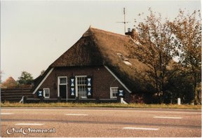 Vroeger Op oude foto s en landkaarten is het nog te zien. Er was in Arriën vroeger een Brink. De centrale plek in de buurtschap.