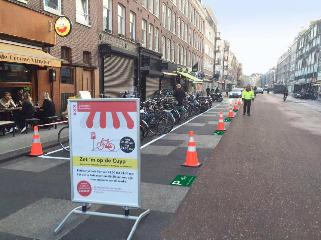 Oplossingsrichting 4: Flexibel gebruik van Albert Cuypstraat voor fietsparkeren als er geen markt is In de avonden vindt een grote stroom uitgaanspubliek zijn weg naar het gebied.