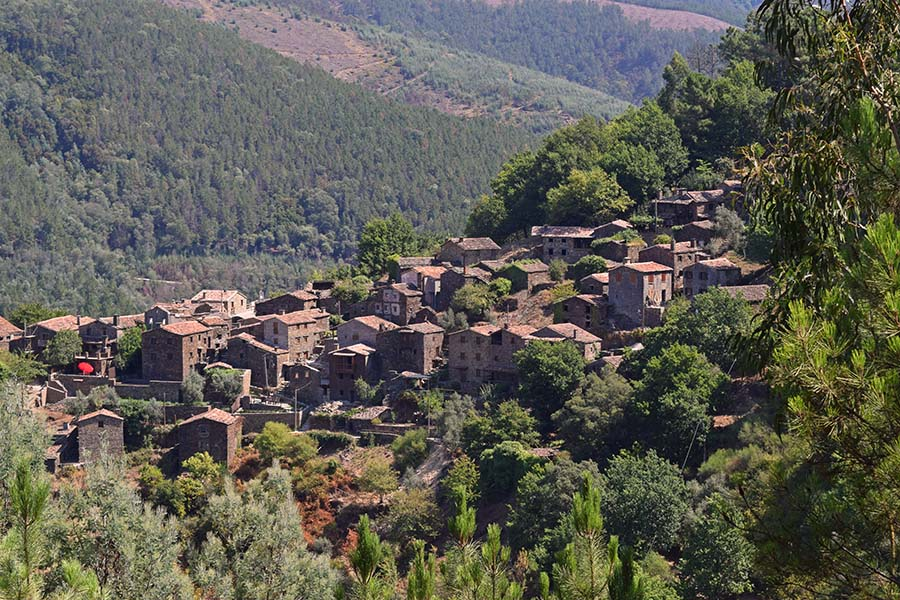 naar de leukste fado bars en gezellige restaurantjes. Bewonder het indrukwekkende Castelo São Jorge met misschien wel het mooiste miradouro van de hele stad!