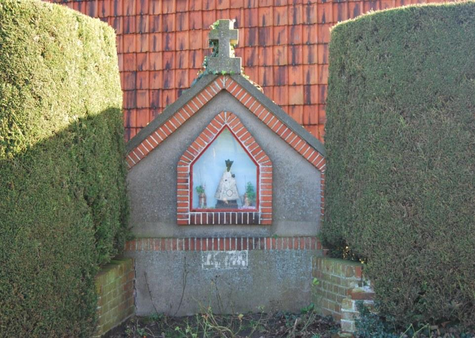 Bijlage 4 DE KAPELLETJES 1/5 Kruisbeeld aan de kerk + gedenksteen ter nagedachtenis van Augustinus Ambrosius Rosseeuw. Was van 1816 tot 1837 pastoor van Kachtem.