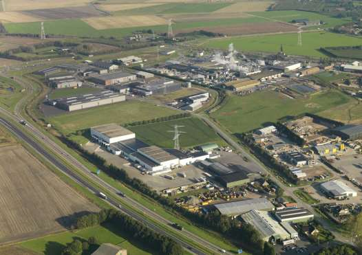 Foto 4 Smalle zone tussen Westerschelde en Biezelinge, met twee kruisende hoogspanningsverbindingen en de A58 bij het bedrijventerrein Smokkelhoek.