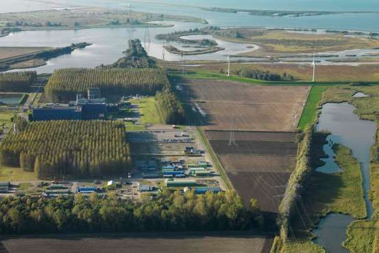 Foto 12 Bestaande 150kV naast de buisleidingenstraat bij de Brabantse Wal. In de buisleidingenstraat kunnen nieuwe leidingen worden gelegd.