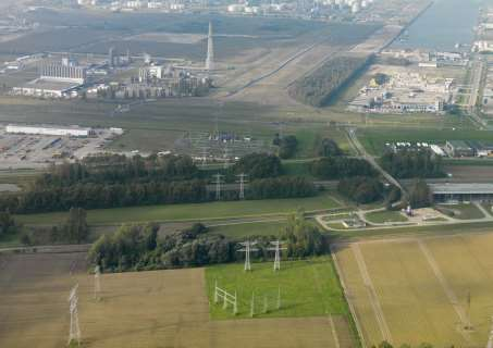 - West Foto 14 Geertruidenberg met elektriciteitscentrale en (voorgrond) het 380kV-station waar de bestaande 380kVverbinding uit Borssele is verbonden met