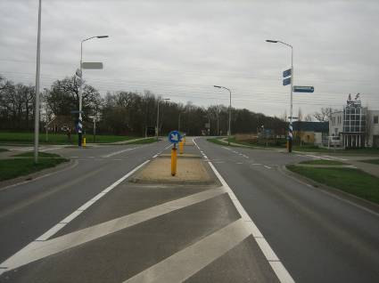 Kruispunt Bernhardstraat - De Berken - Europalaan, Delden Snelheidsregime 5 Verkeersongevallenlocatie Voornamelijk flank ongevallen door het niet verlenen van voorrang. Rotonde.