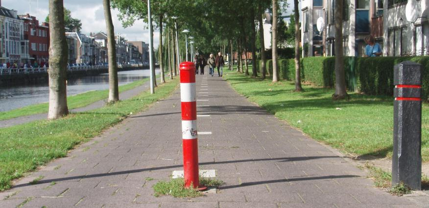 Hoe komen paaltjes op fietspaden terecht?