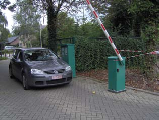 (1) Meneer Afval rijdt naar het containerpark en hij neemt mee Meneer Afval heeft zijn garage opgeruimd.