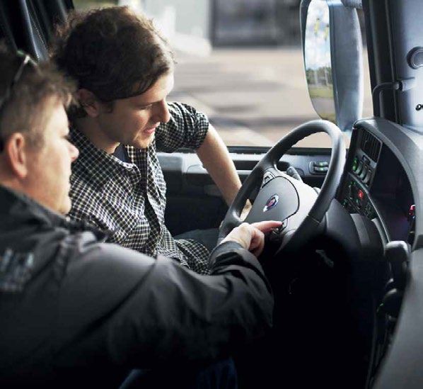 Scania Driver Training. Scania Driver Training helpt zelfs zeer ervaren chauffeurs om hun rijvaardigheid te verbeteren en brandstof te besparen.