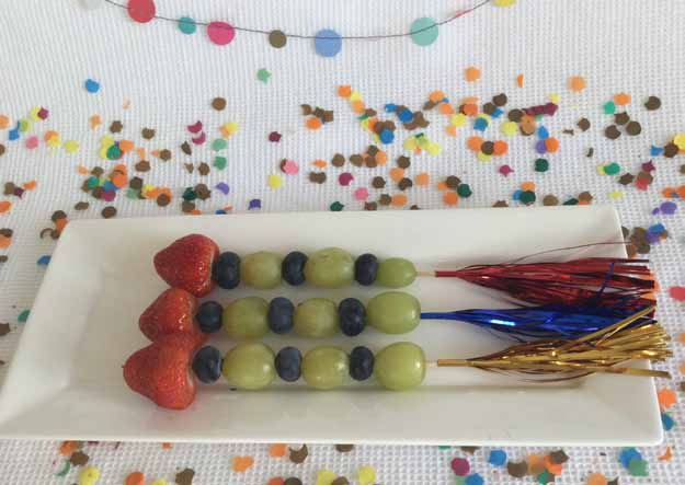 Vuurpijl Prik stukjes groente of fruit aan een cocktailprikker met feestelijke sliertjes.