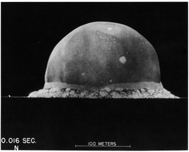 Historiek II in die jaren werd er gespeculeerd dat het mogelijk moest zijn om bommen te maken die een enorme hoeveelheid energie zouden vrijmaken via nucleaire splijtingsprocessen eerste atoombom via
