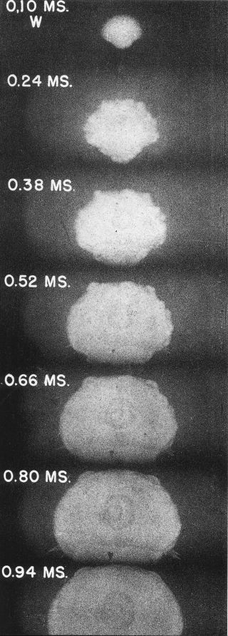 Historiek III 1947: oorsponkelijke filmpjes en foto s van de test worden vrijgegeven voorspellingen van de eerdere analyse werden gebruikt om de energie van de explosie te kwantificeren (op dat