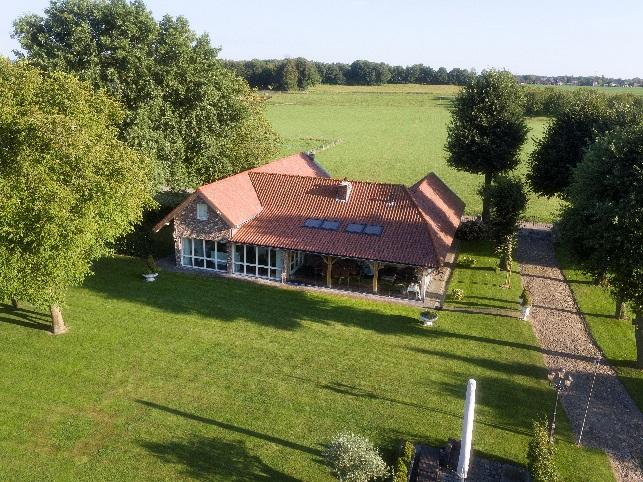 Vanuit de woonkamer leidt een gangpartij naar de slaapvleugel alwaar de slaapkamers, kleedkamer en badkamer zijn gesitueerd.