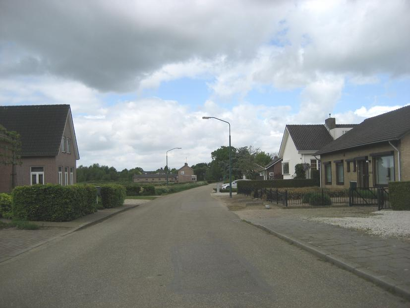 Figuur 2: Deel van de bestaande bebouwing aan de Elstweg Welstandsnota Land van Cuijk, gemeente Cuijk In de welstandsnota van de gemeente Cuijk staat beschreven aan welke eisen het uiterlijk van een