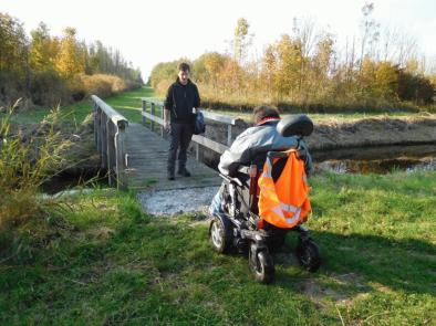 10. Dit fiets/voetpad is van asfalt. (F) 10.1. Geen opmerkingen. 11. Zorg dat de rietkraag (G) zo nu en dan onderbroken is en dat het water zichtbaar is.