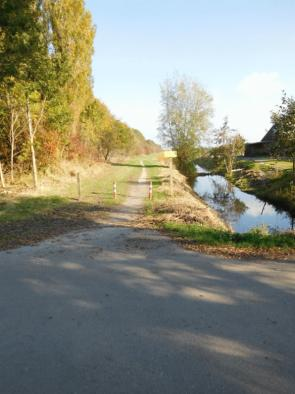 Om de brug een functie te geven, zou aan de overzijde van het water een rustpunt/picknicktafel geplaatst kunnen worden, bereikbaar via een toegankelijk pad. 13.2.