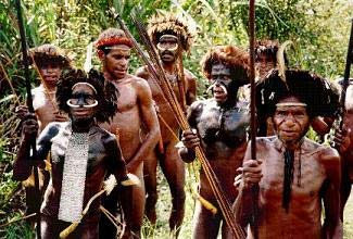 Page 3 of 6 Leden van de Fore-stam in Papoea-Nieuw-Guinea. Bron: www.neatorama.com Dames gaan voor! Nog een voorbeeld.
