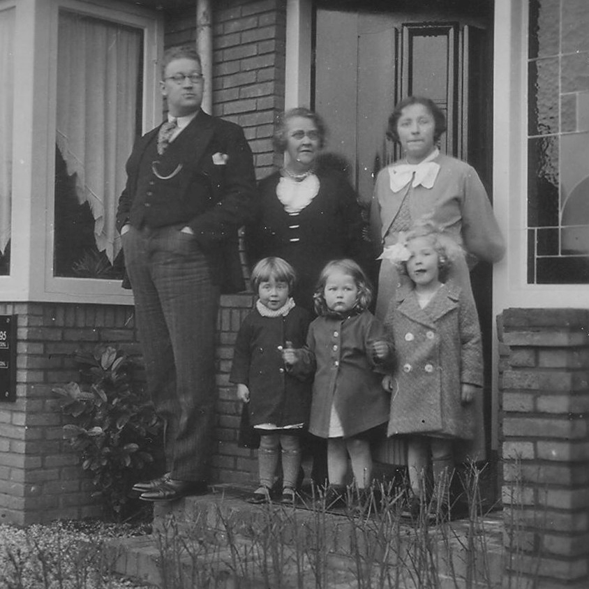 Inleiding Oma Spillner en een dubbelhuwelijk in Schoonhoven In de jaren dertig groeide onze moeder op in Zuid-Limburg. Mama is de oudste van tien kinderen.