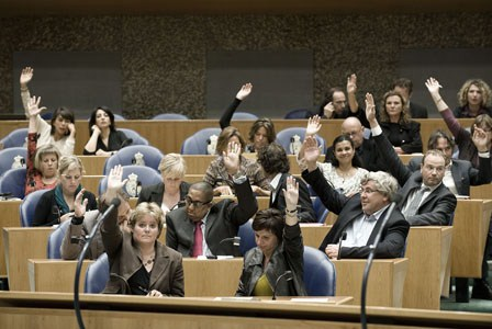 10. De oppositie Tegenpartij In de Tweede Kamer zijn de meeste stoelen bezet door de regeringspartijen (de coalitie). Dat zijn nu 79 stoelen voor de VVD en PvdA.