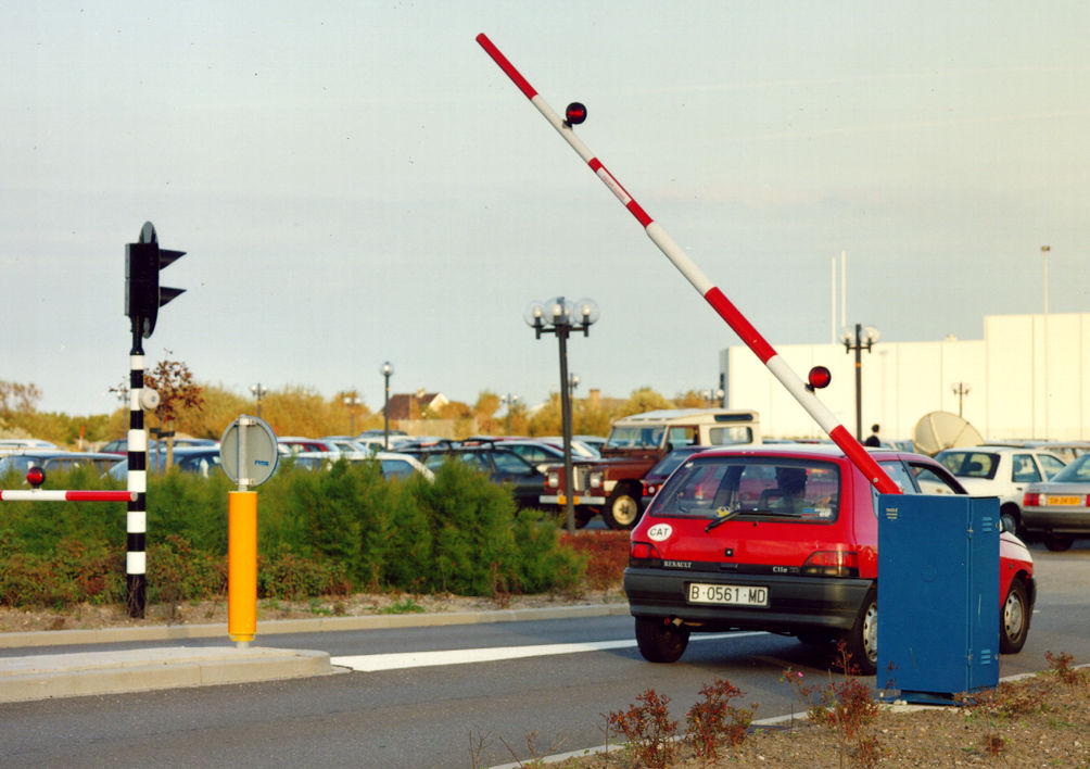 Slagboom type I THOLE 6.000 mm. Dit type slagboom is speciaal ontwikkeld voor parkeerterreinen, bedrijfstoegangen en beweegbare bruggen in de openbare weg, waar een degelijke installatie gewenst is.