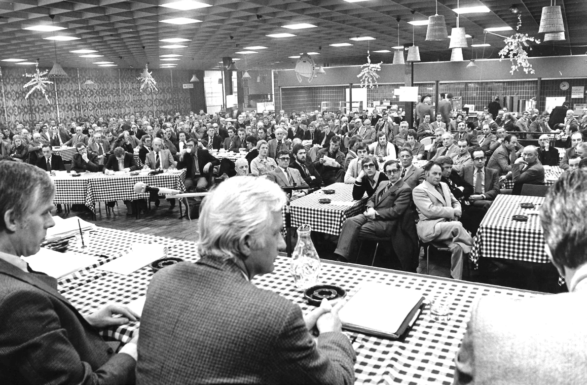 VARKENSPESTUITBRAKEN Tot begin jaren zeventig, toen Nederland nog een relatief kleinschalige, extensieve veehouderij kende, met veel gemengde bedrijven, waren in Nederland duizend of meer uitbraken