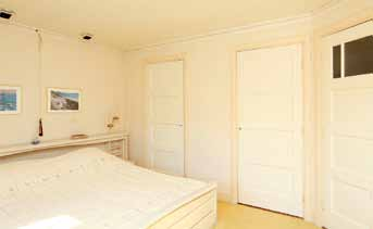 1e Verdieping: overloop; slaapkamer 1 met spachtelputz wanden; slaapkamer 2 met houten plafond met inbouwspots, vaste wastafel en 2x ingebouwde kasten; slaapkamer 3 met 1x ingebouwde kast; slaapkamer