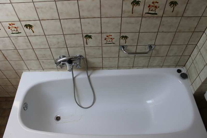 Bad 4 Matig Toelichting Douchen in bad. Geen aparte douche aanwezig. Algemeen Kosten voor het moderniseren van het sanitair zijn afhankelijk van de kwaliteit en de uitvoering (b.v. uitvoering in eigen beheer).