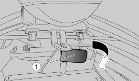 When refitting: Bij de hermontage: Insert the rear saddle tabs below the tail section. Lower the saddle. Turn the key anticlockwise to lock the saddle.