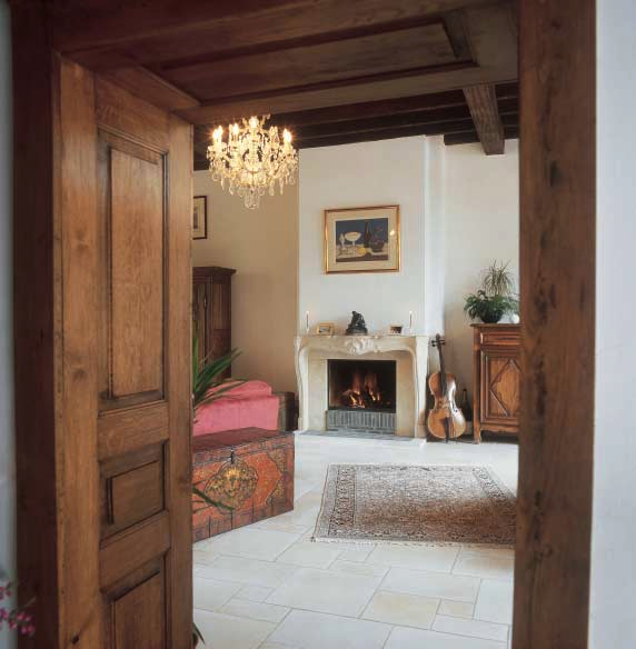 1 & 2. In dit prachtige, met zorg gerestaureerde salon, heeft men een authentieke schouw in oude Bourgondische natuursteen geplaatst.