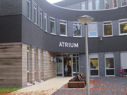 Oogonderzoek Je komt bij Bartiméus voor een onderzoek van je ogen. Het oogonderzoek is in gebouw het Atrium in Zeist. Deze foto is van voor de verbouwing.