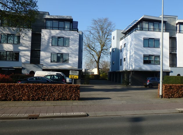 3. OVERGANG STRAAT-KAVEL STOFFERING parkeren in de voortuin (Soestdijkerstraat Hilversum) groene voortuin, parkeren uit het