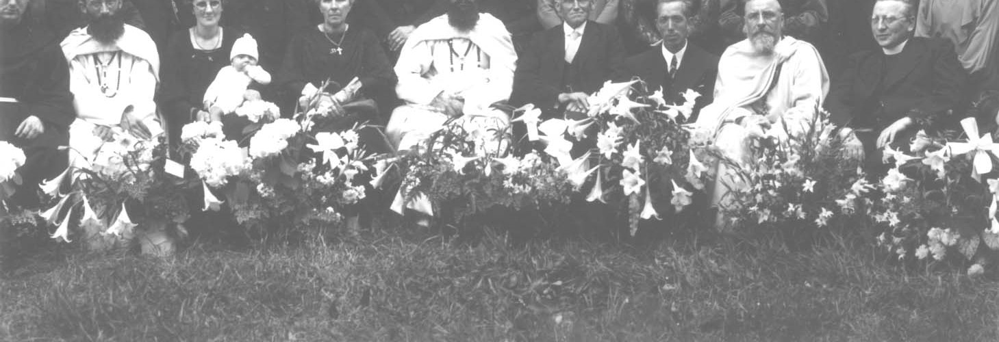 Groepsfoto gemaakt op 4-7-1937 t.g.v. de Eerste Plechtige H. Mis van Pater Piet Butzelaar in Soestdijk. Links van Piet (die in het midden zit) zijn stiefmoeder Aaltje Stalenhoef (1879-1967).
