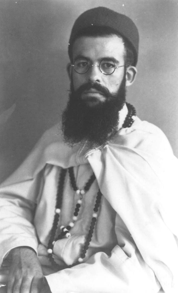 Pater Piet Butzelaar (1908-1970 )in de officiële kledij van de Witte Paters. Pater Piet Butzelaar met enkele andere Witte Paters in Mombaza in Kenia.