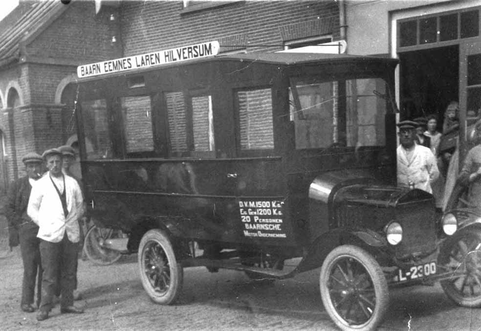Afb. 10: De spiksplinternieuwe en glimmende T-Ford autobus van de Baarnsche Autobus (onderneming?) voor Baarn-Eemnes-Laren-Hilversum in ca. 1925. [Verz. Hist. Kring Stolwijk.