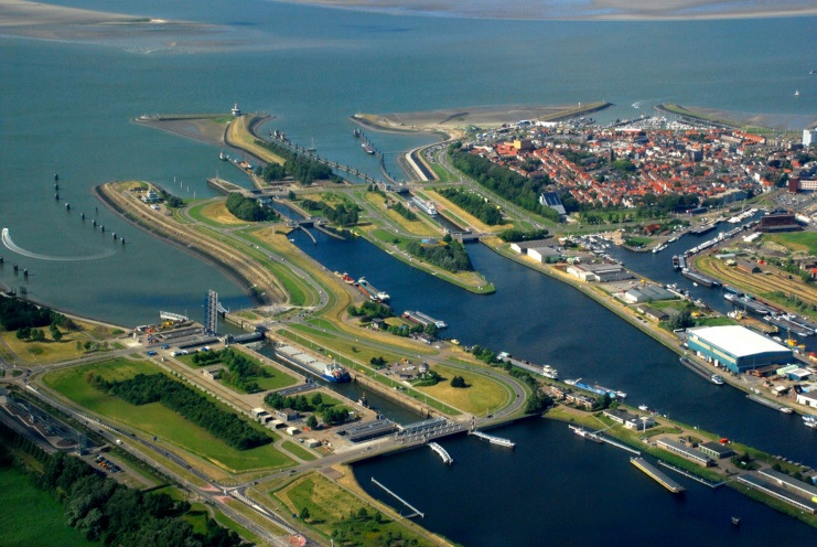 Figuur 2-3 Overzicht sluizencomplex Terneuzen met Terneuzen op de