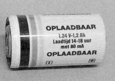 Eindexamen natuurkunde 1 havo 2003II Opgave 3 Batterijen Op een batterij staat behalve de spanning die hij levert, vaak ook de zogenaamde capaciteit vermeld.