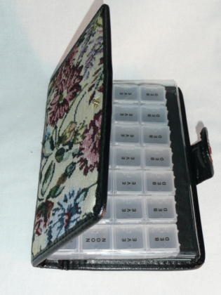 020001602 Luxueuze wekelijkse pillendoos, 7-daagse indeling en 4 vakjes per dag, voorzien van braille-indicaties en letters (Engels). Afmetingen : 18,5 x 11,5 x 3 cm.