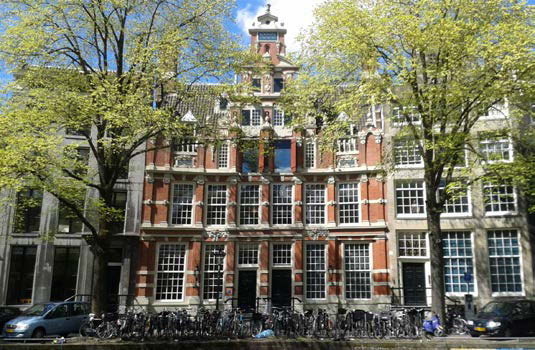 Het Huis Bartolotti, één van de beroemdste en grootste grachtenhuizen van Amsterdam. Zowel rechts als links zijn de knikken in het huis te zien.