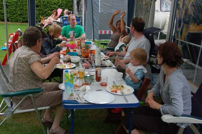 Een deel van de familie in de buurt van de Perecop. Essie, Paul in de buurt van de Kuelscheier. Hun bassets zochten steeds het water van de beken op!